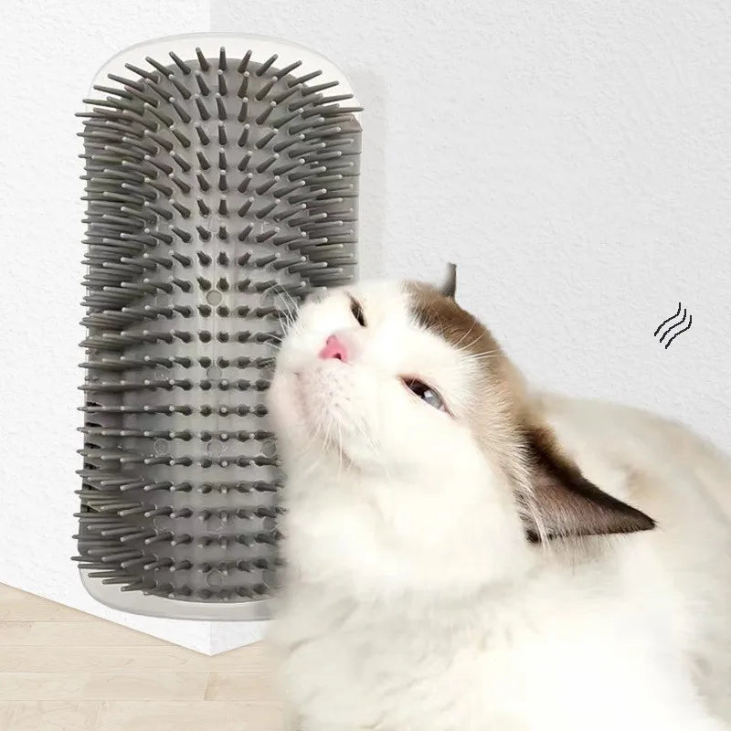 Chat se frottant la joue contre la brosse d’angle