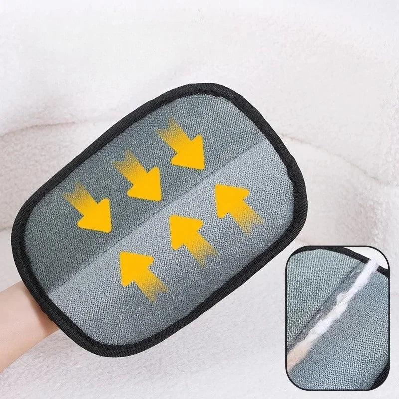 Face grise du gant qui retient les poils sur un tissu