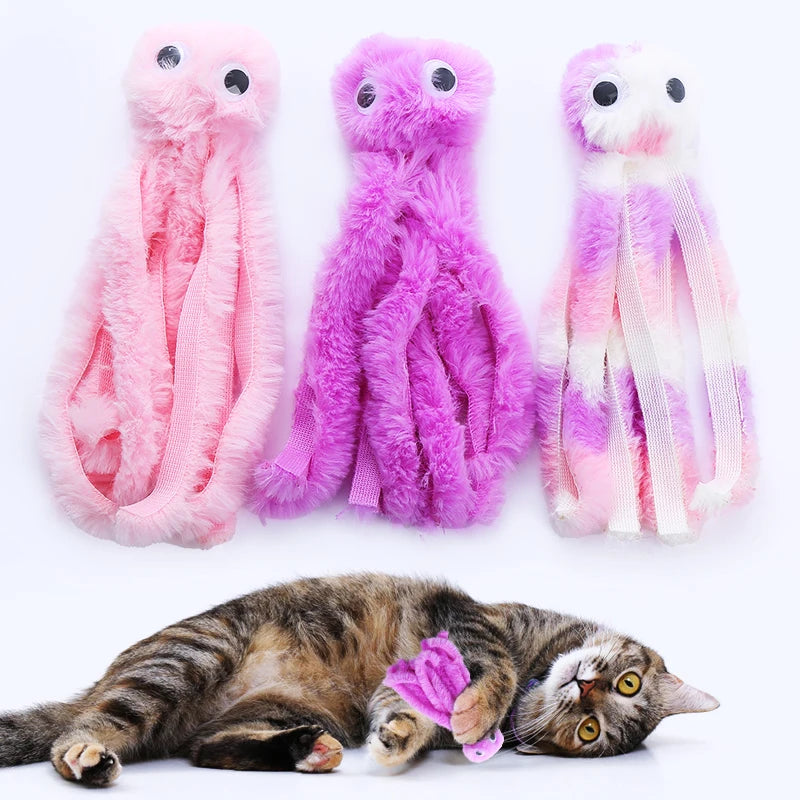 Pieuvres en peluche rose, violette et multicolore avec un chat